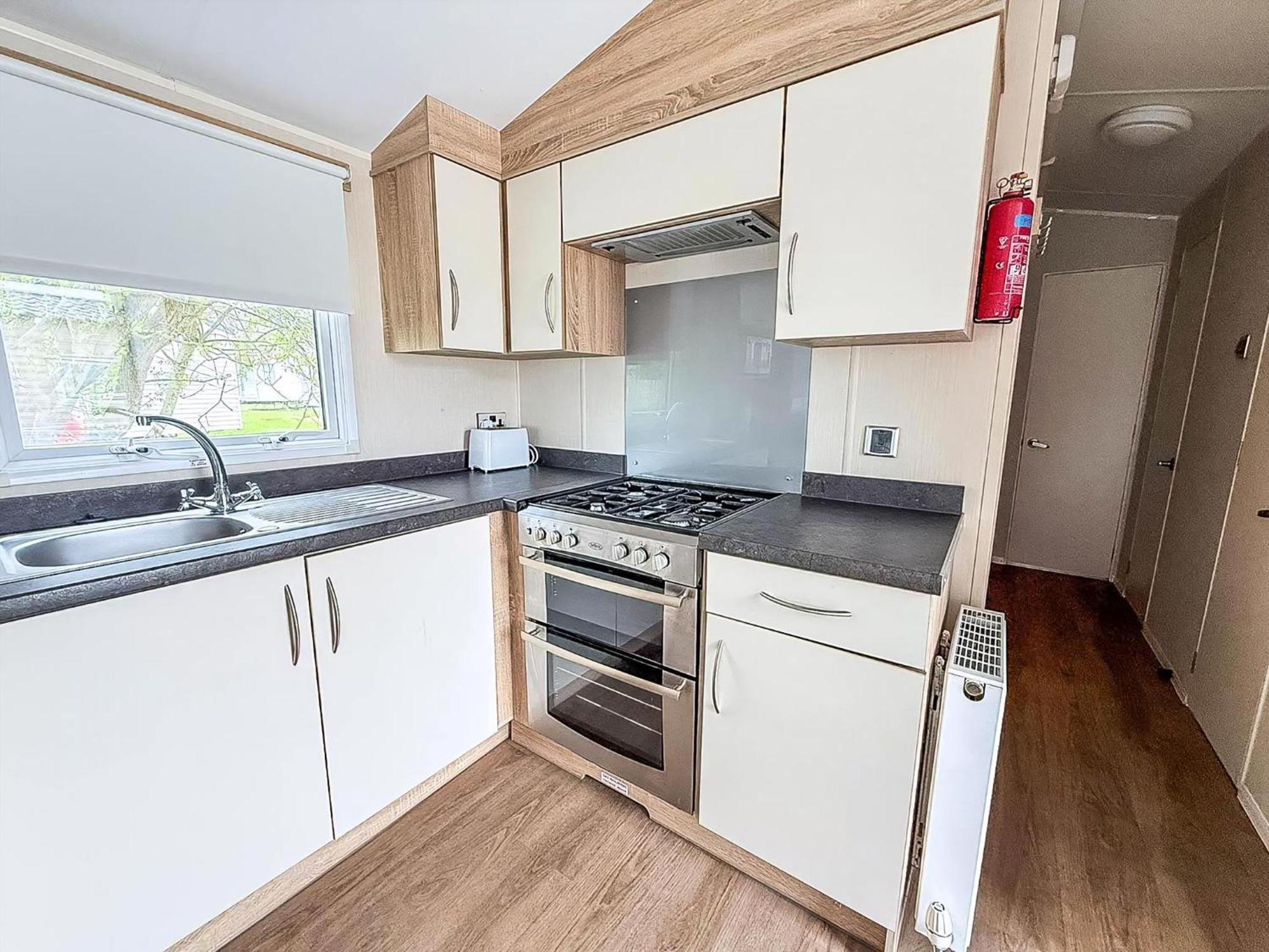 Lovely Caravan With Decking And Outside Furniture At Broadland Sands Ref 20113Bs Hopton on Sea Exterior photo